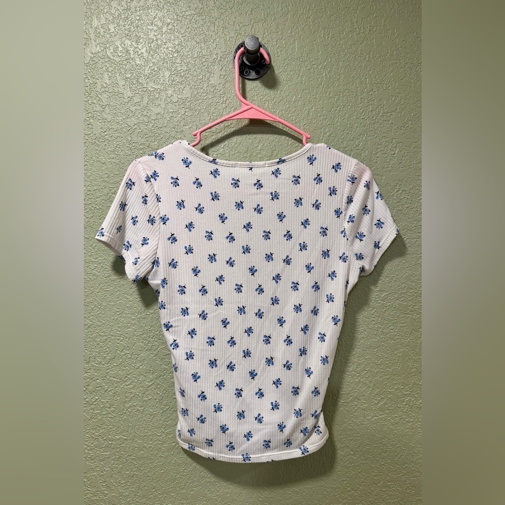 White Floral Top with Blue Flowers Short Sleeve M - Picture 3 of 3